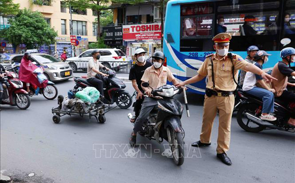 Một trường hợp người điểu khiển xe mô tô kéo theo xe khác đã bị Tổ công tác đặc biệt số 6 phát hiện, xử lý.