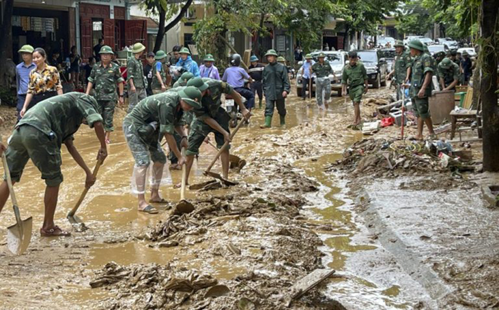 Các lực lượng Quân đội, Công an giúp người dân thành phố Yên Bái khắc phục hậu quả cơn bão số 3.