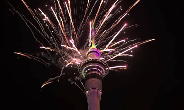 Pháo hoa mừng năm mới tại tòa nhà Sky Tower ở Auckland, New Zealand. Ảnh: 1news
