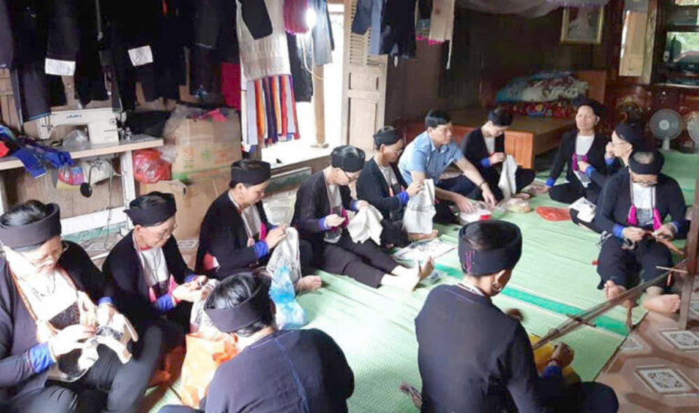 Members of the Dao ethnic embroidery cooperative group in Lang Thip Commune, Van Yen District, handcraft traditional products of their ethnic group.
