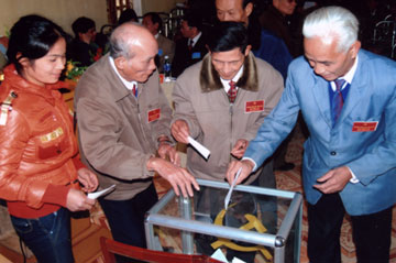 Các đại biểu bỏ phiếu bầu Ban chấp hành Ban Thường vụ, Bí thư và phó bí thư Đảng ủy xã Hán Đà, nhiệm kỳ 2010 – 2015.