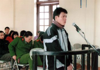 Nguyễn Duy Th. trước vành móng ngựa.