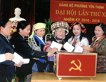 Đại biểu dự Đại hội bỏ phiếu bầu trực tiếp Ban Thường vụ khóa XI.