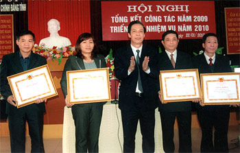 Đồng chí Nguyễn Văn Cường - Thường vụ Tỉnh ủy, Trưởng ban Tổ chức Tỉnh ủy trao tặng bằng khen cho các đơn vị.