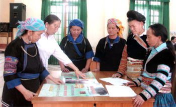 Cán bộ phụ nữ huyện Trạm Tấu, Mù Cang Chải trao đổi kinh nghiệm giữ gìn vệ sinh môi trường nông thôn.
