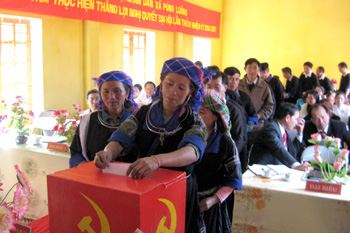 Các đại biểu bỏ phiếu bầu Ban chấp hành, Ban thường vụ và Bí thư, Phó bí thư Đảng bộ xã Púng Luông.