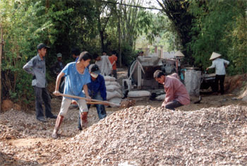 Đường giao thông xã Giới Phiên được bê tông hóa là một mô hình dân vận khéo hiệu quả.
