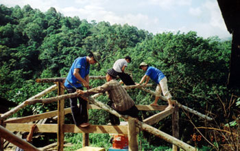 Thanh niên tình nguyện giúp dân dựng nhà.
