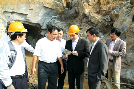 Đồng chí Phạm Duy Cường - Phó bí thư Tỉnh ủy, Phó chủ tịch UBND tỉnh kiểm tra tình hình khai thác quặng chì tại huyện Yên Bình.