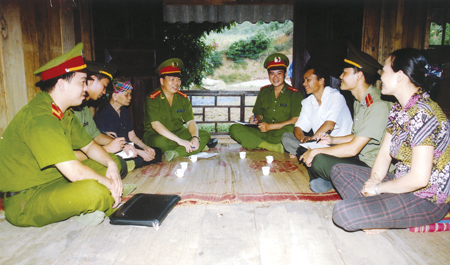 Công an huyện Văn Chấn triển khai phong trào “Toàn dân bảo vệ an ninh Tổ quốc” tại xã Sơn Thịnh.
