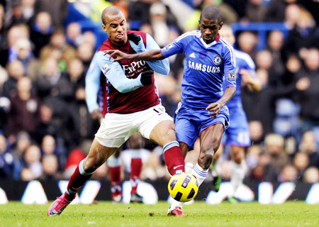 Tiền đạo Gabriel Agbonlahor (trái) của Aston Villa tranh bóng với tiền vệ Ramires của Chelsea.