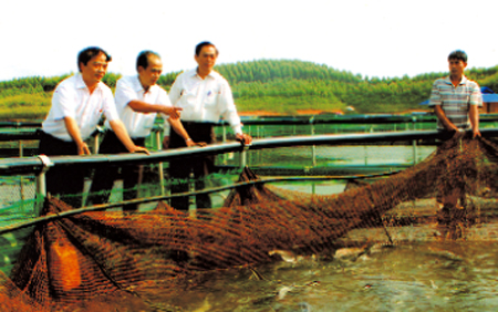 Đồng chí Hoàng Thương Lượng - Chủ tịch UBND tỉnh thăm khu nuôi cá tầm trên hồ Thác Bà của Công ty.

