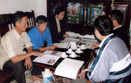 Ông 
Trần Văn Khắng (ngoài cùng bên trái) trao đổi kinh nghiệm xây dựng gia đình văn hóa.
