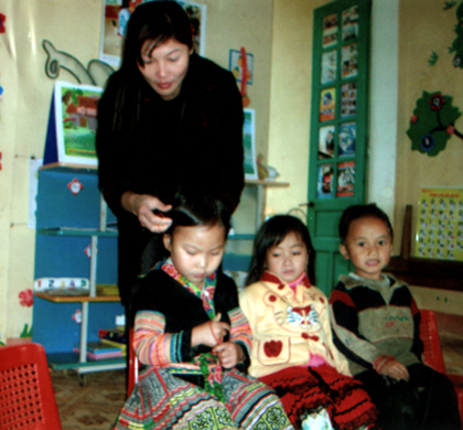 Cô giáo Hiền chăm sóc các em nhỏ Trường Mầm non xã Suối Giàng.