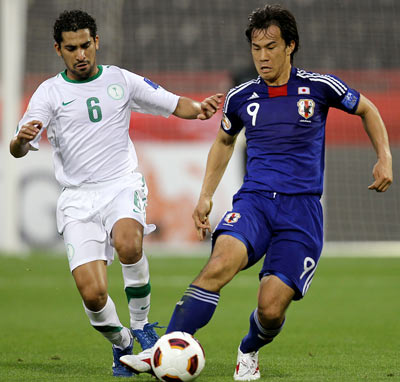 Tiền đạo Shinji Okazaki (số 9 - Nhật Bản) kiểm soát bóng trước tiền vệ Ahmed Otaif (Saudi Arabia).