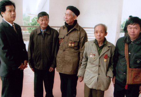 Ông Bàn Hữu Phủ (thứ 2 trái sang) trao đổi kinh nghiệm với các già làng.
