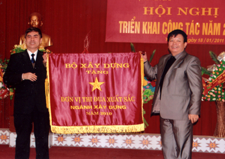 Đồng chí Nguyễn Văn Bình tặng cờ thi đua xuất sắc của Bộ Xây dựng cho ngành xây dựng Yên Bái.


