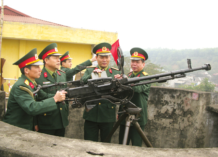 Đại tá Nông Hồng Lai - Chỉ huy phó, Tham mưu trưởng Bộ CHQS tỉnh (thứ hai trái sang) kiểm tra tác chiến phòng không của khẩu đội súng máy 12,7 ly.