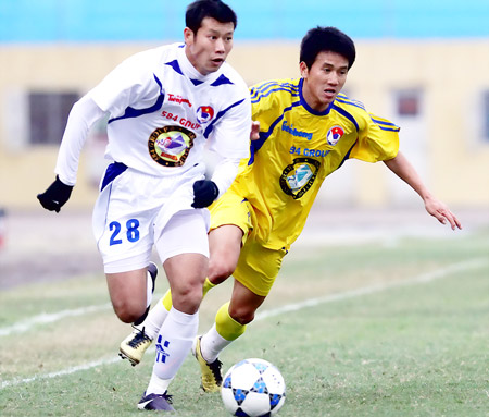 Thạch Bảo Khanh (áo trắng) sẽ cùng Hà Nội T&T mở màn V-League 2011.