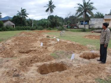 Phần khu mộ bị đào xới tùy tiện