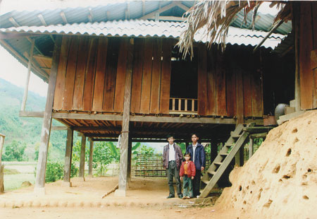 Gia đình anh Hoàng Văn Pèng xã Phong Dụ Thượng (Văn Yên) bên ngôi nhà được hỗ trợ từ chính sách 167.