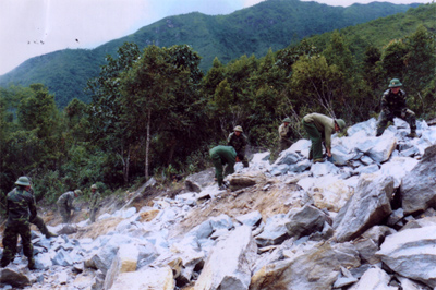 Năm qua, lực lượng vũ trang Yên Bái đã giúp xã Nậm Có mở đường đến Làng Giàng.