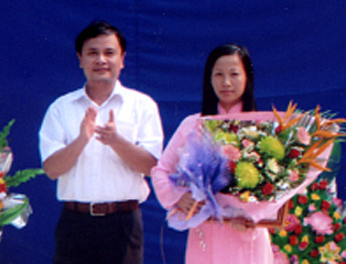Cô giáo Nguyễn Thị Phú nhận danh hiệu chiến sỹ thi đua cấp cơ sở năm học 2009 - 2010.