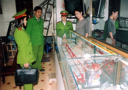 Công an huyện Yên Bình, kiểm tra nhắc nhở hộ kinh doanh vàng bạc, cảnh giác trước tình trạng trộm cướp trong dịp tết nguyên đán.
