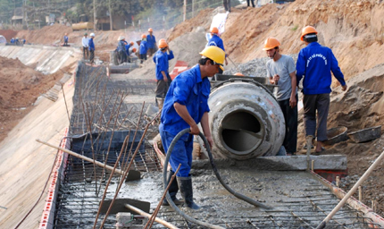 Công nhân Công ty cổ phần Ao Vua thi công xây dựng kè sông Hồng.
