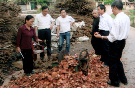 Hội viên Hội Đông y tỉnh tham quan cơ sở sản xuất thuốc nam 
tại xã Nghĩa Trai (Hải Dương).
