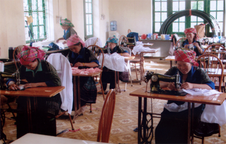 Lớp học nghề cắt may tại trung tâm Dạy nghề huyện Mù Cang Chải. (Ảnh: Hoài Văn)
