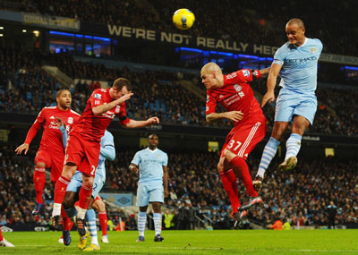 Trung vệ Vincent Kompany (phải, Man.City) trong pha đánh đầu uy hiếp cầu môn Liverpool.