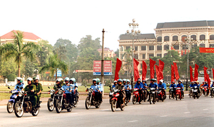 Các lực lượng ra quân hưởng ứng Tháng An toàn giao thông năm 2011.
(Ảnh: Văn Thông)