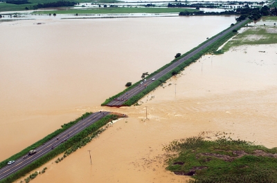 Một phần đường cao tốc ở Campos đã bị nước cuốn trôi chỉ sau vài ngày mưa lớn.