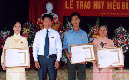 Lãnh đạo xã Nam Cường trao huy hiệu Đảng cho các đảng viên.