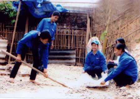 Đoàn viên thanh niên xã Cát Thịnh tham gia hoạt động tình nguyện.