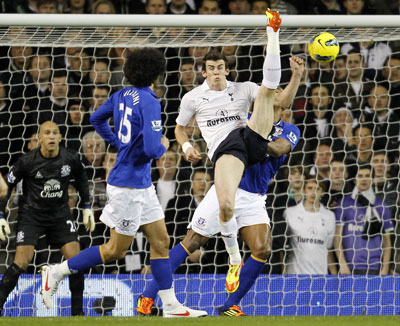 Tiền vệ Gareth Bale (áo trắng - Tottenham) trong pha uy hiếp cầu môn Everton.