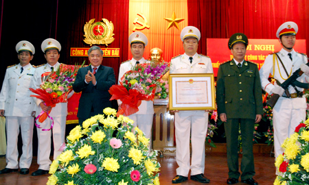 Lãnh đạo Bộ Công an và tỉnh Yên Bái trao Huân chương Bảo vệ Tổ quốc hạng ba và tặng hoa chúc mừng Công an tỉnh Yên Bái.