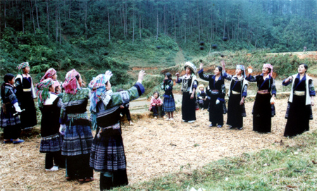 Các thiếu nữ Mông Mù Cang Chải hơi ném pao trong hội xuân.
(Ảnh: Hoàng Đô)
