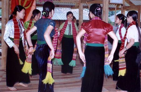 Xoè tung khăn -1 trong 6 điệu xoè cổ của dân tộc Thái.
(Ảnh: Bùi Xuân Đông)