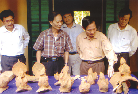 Lãnh đạo Sở Văn hóa - Thể thao và Du lịch, Bảo tàng tỉnh Yên Bái và các chuyên gia khảo cổ học bên những hiện vật mới được phát hiện tại khu vực đồi Pú Hương Xe.