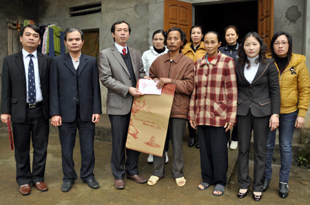 Đồng chí Đỗ Văn Dự - Giám đốc Sở Giao thông vận tải tặng quà tết cho các công nhân lao động nghèo, khó khăn ngành giao thông.