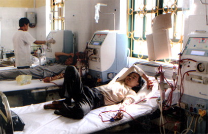 Các bệnh nhân đang chạy thận nhân tạo tại Bệnh viện đa khoa thành phố Yên Bái.