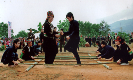 Múa sạp trong lễ hội Cầu mùa của người Khơ Múa Nghĩa Sơn.
(Ảnh: Hoàng Đô)
