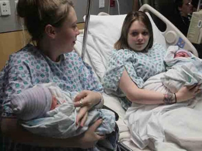 Hai chị em Aimee và Ashlee Nelson được sắp xếp nằm trong một phòng bệnh để tiện cho việc thăm nom của người thân.