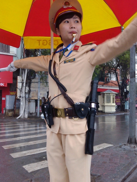 10 nút giao thông Hà Nội dưới tay nữ cảnh sát xinh đẹp
