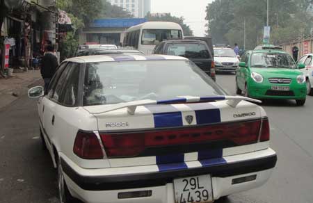 Xe ôtô xếp hàng chờ đăng kiểm và nộp quỹ bảo trì tại Trung tâm Đăng kiểm trên đường Ngọc Khánh (Hà Nội).