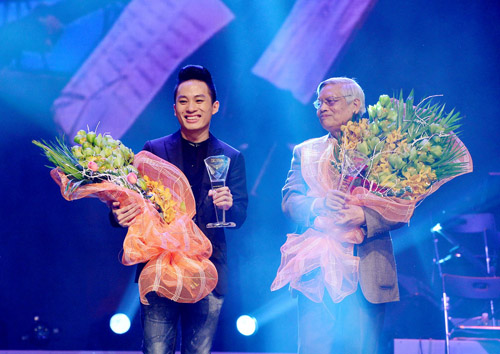 Tùng Dương và nhạc sĩ Doãn Nho nhận giải Bài hát của năm.
