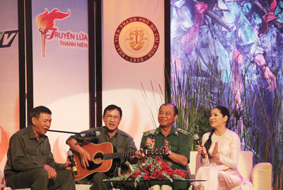 Nhạc sĩ Lê Văn Lộc, nhạc sĩ Nguyễn Đức Trung và Chỉ huy trưởng Lực lượng TNXP TPHCM Lê Tấn Hùng cùng hòa ca sáng tác Những vết chai cho Tổ quốc.