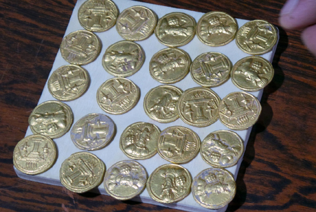 Những đồng xu cổ này có lẽ đã được đúc từ kỷ Sassanid (khoảng năm 225 trước Công nguyên – 640 sau Công nguyên).